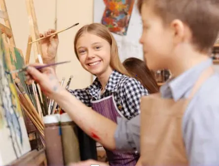 Kinder beim malen
